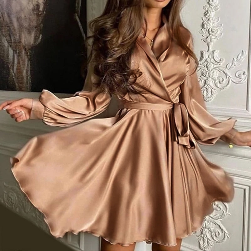 Sarina satin kjole | En elegant kjole til en smart lejlighed