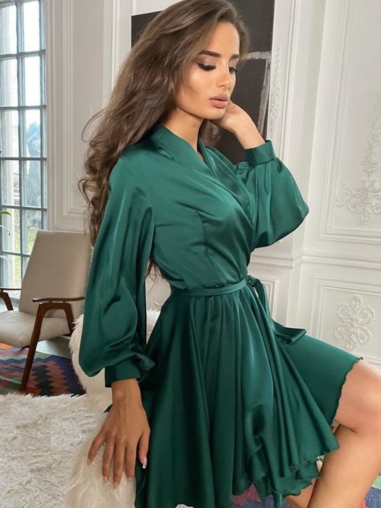 Sarina satin kjole | En elegant kjole til en smart lejlighed
