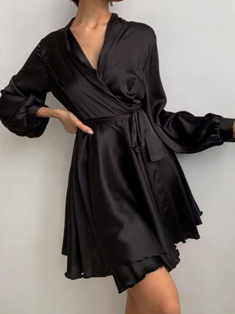 Sarina satin kjole | En elegant kjole til en smart lejlighed