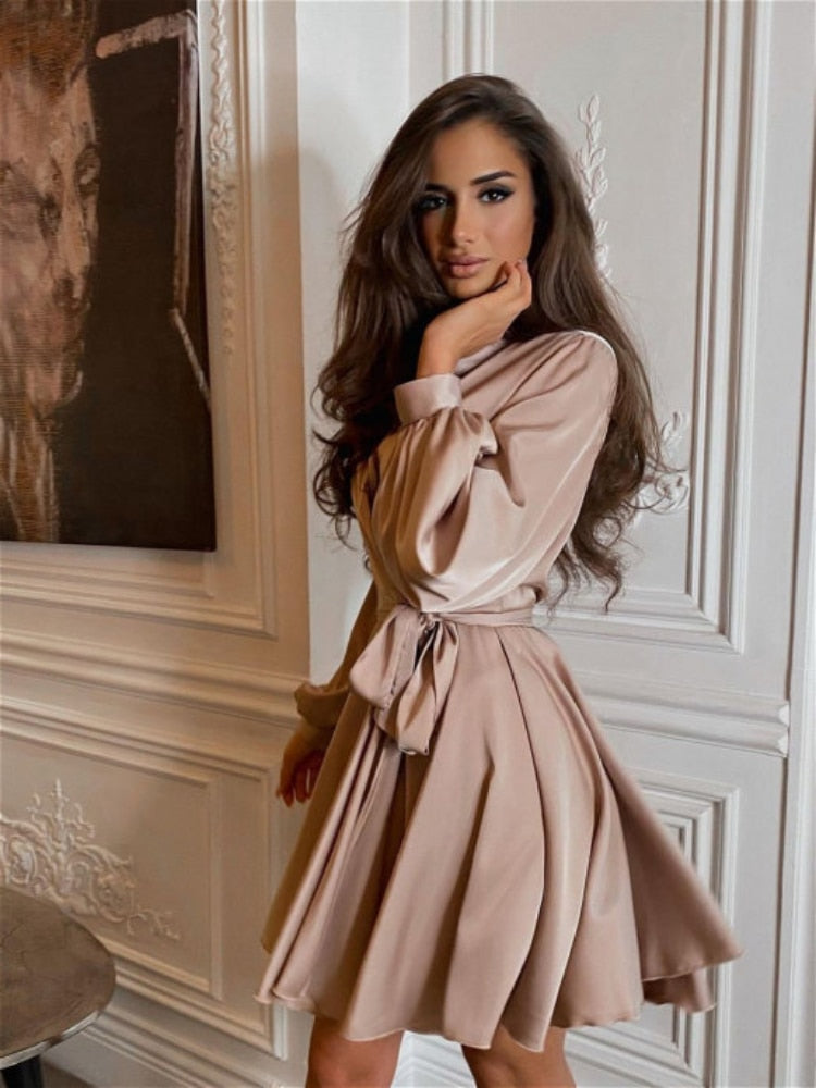 Sarina satin kjole | En elegant kjole til en smart lejlighed