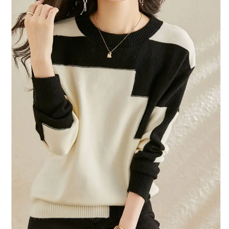 Luna | Round Neck Sweater with Graphic Design, Soft Knit